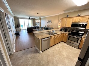 Fridge, microwave, oven, stovetop - Emerald Isle 1002 - Beach chair service included! Affordable rates! (Panama City Beach)