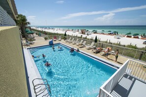 Una piscina techada, una piscina climatizada