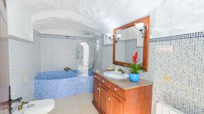 Bathtub - Cuevas El Mirador Pozo Alcón by Ruralidays (Jaén)