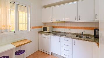 Een koelkast, een microgolfoven, een oven, een kookplaat