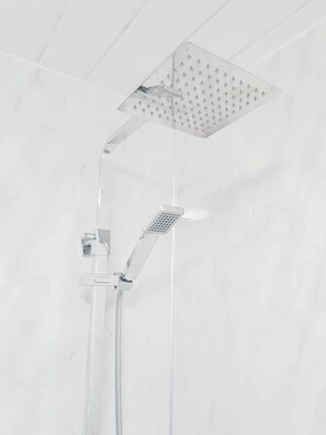 Apartment, 3 Bedrooms | Bathroom shower - Warm Cosy Family Home With Free Parking (Glasgow)