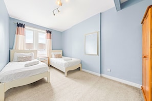 3 habitaciones, caja de seguridad en la habitación y escritorio