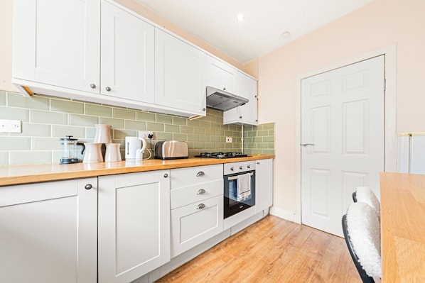 3 habitaciones, caja de seguridad en la habitación y escritorio