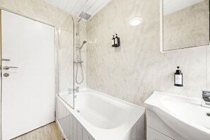 Ensemble douche/baignoire, articles de toilette gratuits, sĂšche-cheveux