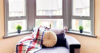 Warm Cosy Family Home With Free Parking