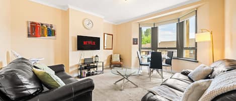 Flatscreentelevisie en een dvd-speler