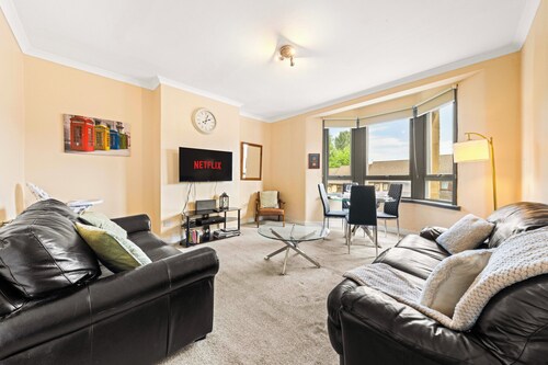 Warm Cosy Family Home With Free Parking