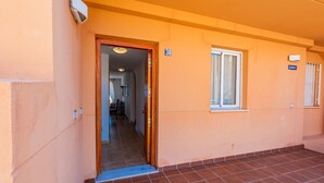Pasillo que conduce a una habitación con una puerta marcada '38'.