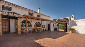 Outdoor dining - Cortijo Alzamigaja Archidona by Ruralidays (Málaga)