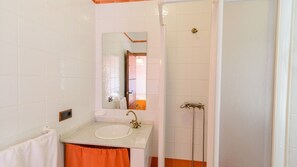 Bathroom - Cortijo Rural El Patriarcal I y II Moriles by Ruralidays (Córdoba)