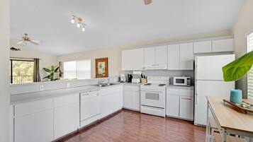 Kühlschrank, Mikrowelle, Herdplatte, Kochgeschirr/Geschirr/Besteck