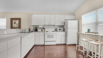 Kühlschrank, Mikrowelle, Herdplatte, Kochgeschirr/Geschirr/Besteck