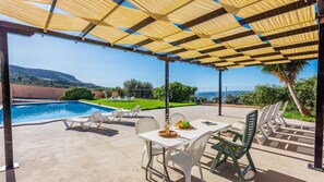 屋外ダイニングエリア