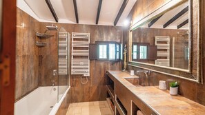 Badewanne, Haartrockner, Handtücher
