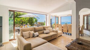 تلفزيون، مدفأة، مشغل دي في دي، تنس طاولة