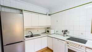 Jääkaappi, mikroaaltouuni, uuni, liesi