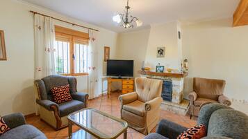 Fernseher, Kamin, Stereoanlage