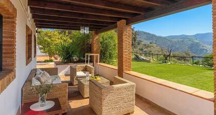 Flirttilainen rustiikkityylinen talo 12 hengelle Casabermejassa