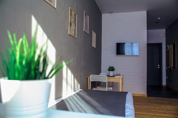 Kahden hengen economy-huone (kaksi sänkyä) | Pimennysverhot, silitysrauta/-lauta, ilmainen Wi-Fi, vuodevaatteet