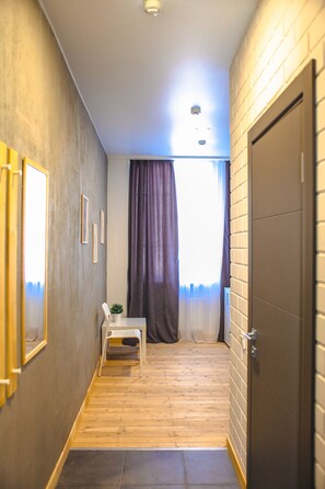 Yhden hengen economy-huone | Pimennysverhot, silitysrauta/-lauta, ilmainen Wi-Fi, vuodevaatteet