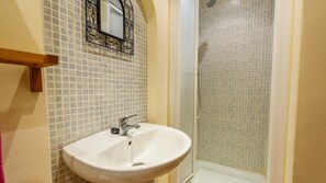 Een douche, een haardroger, handdoeken