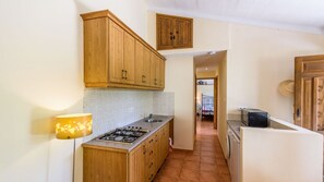 Frigorifero, microonde, piano cottura, macchina per tè/caffè