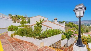A rooftop garden with plants and a street lamp. - Adosadas Lambda Deluxe Almuñécar by Ruralidays (Granada)
