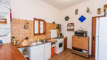 Een koelkast, een magnetron, een oven, een kookplaat