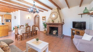 TV, fireplace - Casa Ana María Periana by Ruralidays (Málaga)