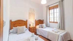 2 habitaciones, tabla de planchar con plancha, cuna de viaje y wifi 