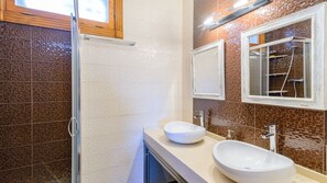 Bathtub, hair dryer - Torreón de Morayma Baena by Ruralidays (Córdoba)