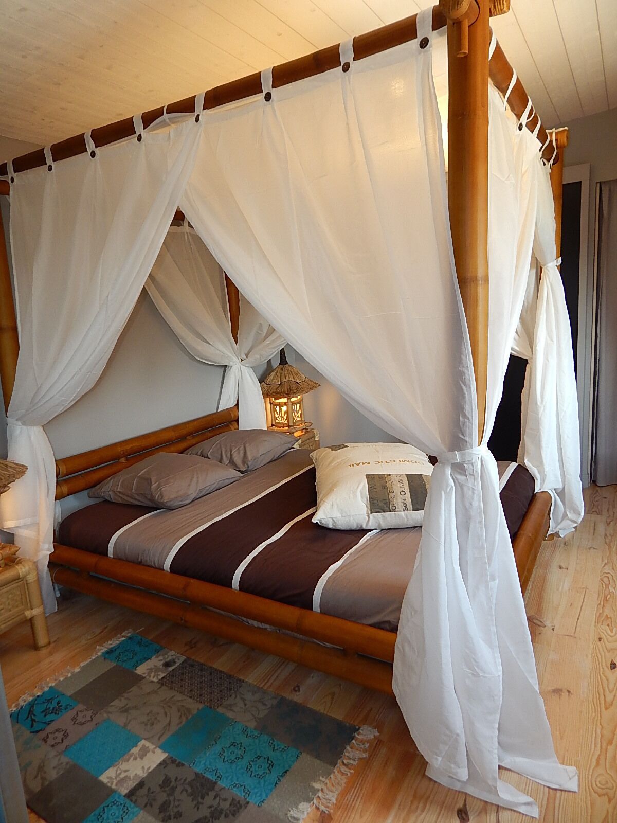 House three bedrooms, heated pool, beach and shops on foot