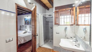 Shower, hair dryer, towels - Guajar 2 Monda by Ruralidays (Málaga)