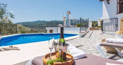 Upea maaseutu talo näköalalla lähellä Sierra de las Nievesiä