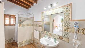 Dusche, Haartrockner, Handtücher