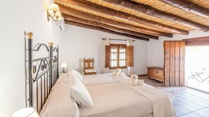 5 makuuhuonetta, silitysrauta/-lauta, vauvan matkasänky, Wi-Fi