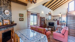 TV, fireplace - Los Girasoles El Gastor by Ruralidays (Cádiz)