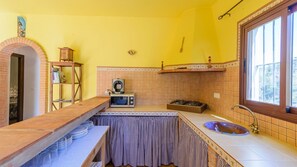 Kühlschrank, Mikrowelle, Herdplatte, Wasserkocher mit Kaffee-/Teezubehör