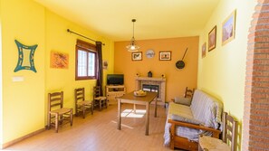 TV, fireplace - Alfaguara Casa Madroño Tolox by Ruralidays (Málaga)