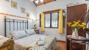 3 slaapkamers, een strijkplank/strijkijzer, reisbedje, wifi