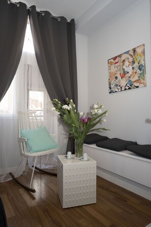 Chambre Double | Coin séjour | TV connectée de 55 pouces avec chaînes par câble, télévision