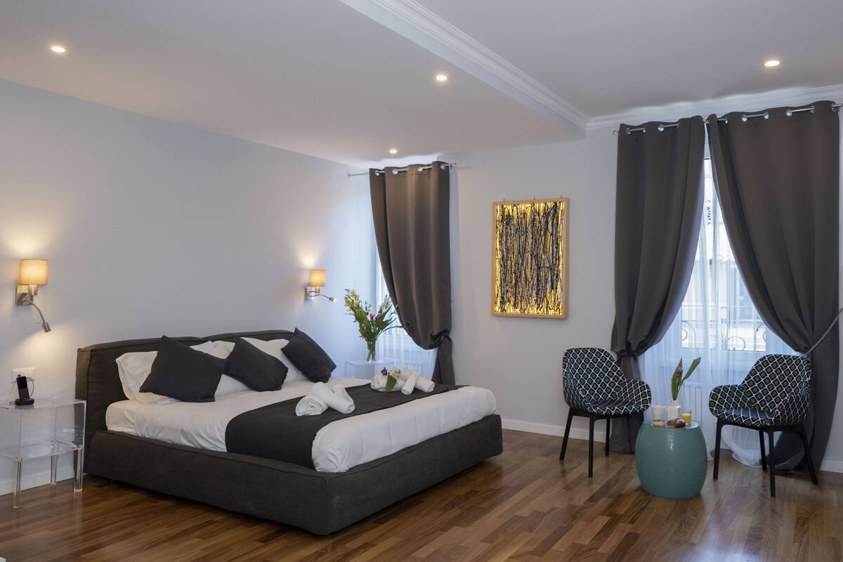 Deluxe Quadruple Room | In-room safe, desk, blackout drapes, soundproofing