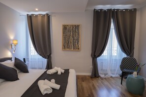 Chambre Quadruple Deluxe | Coffres-forts dans les chambres, bureau, rideaux occultants