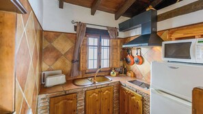 Frigorífic, microones, placa de cuina i cafetera i tetera 