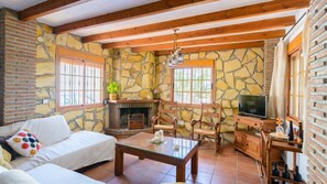 Een televisie en een open haard