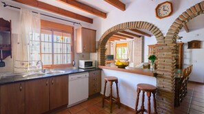 Fridge, microwave, oven, stovetop - Las Esparragueras Cómpeta by Ruralidays (Málaga)