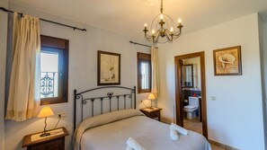 4 Schlafzimmer, Bügeleisen/Bügelbrett, Reisekinderbett, WLAN