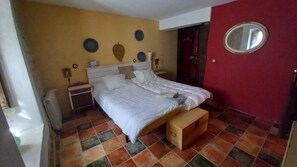 5 bedrooms, travel cot, WiFi