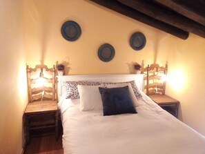 5 bedrooms, travel cot, WiFi