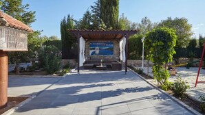 A covered outdoor area with a sign reading "ALOJAMIENTO RURAL" and a stone fountain. - Alojamiento Rural Soler Pozo Alcón by Ruralidays (Jaén)